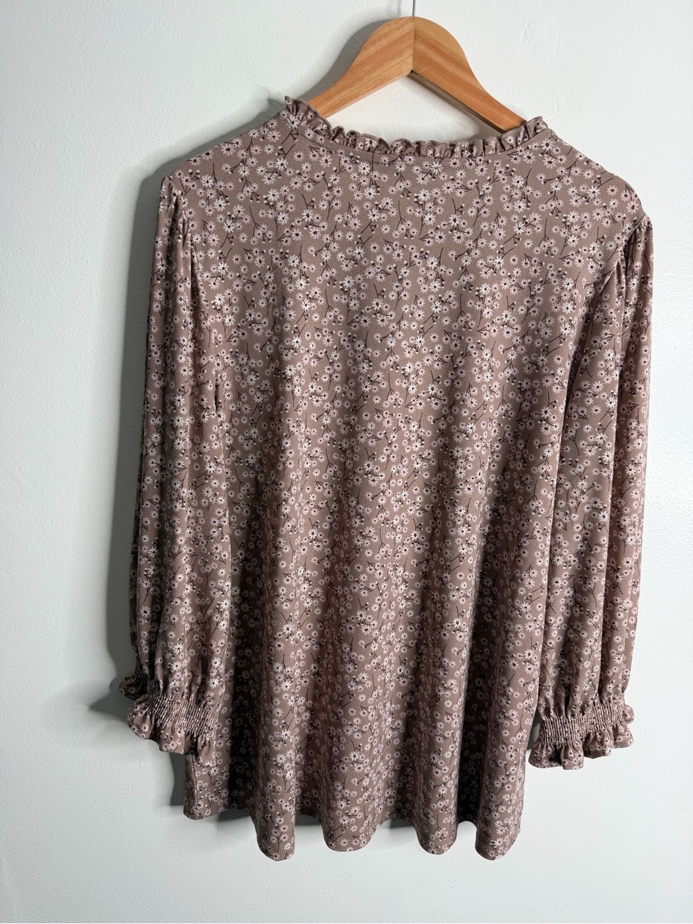 Adrianna Papell Floral Blouse 2X Tie Neck Ruffle Smocked Cuff Long Sleeve Flowy - Picture 3 of 8